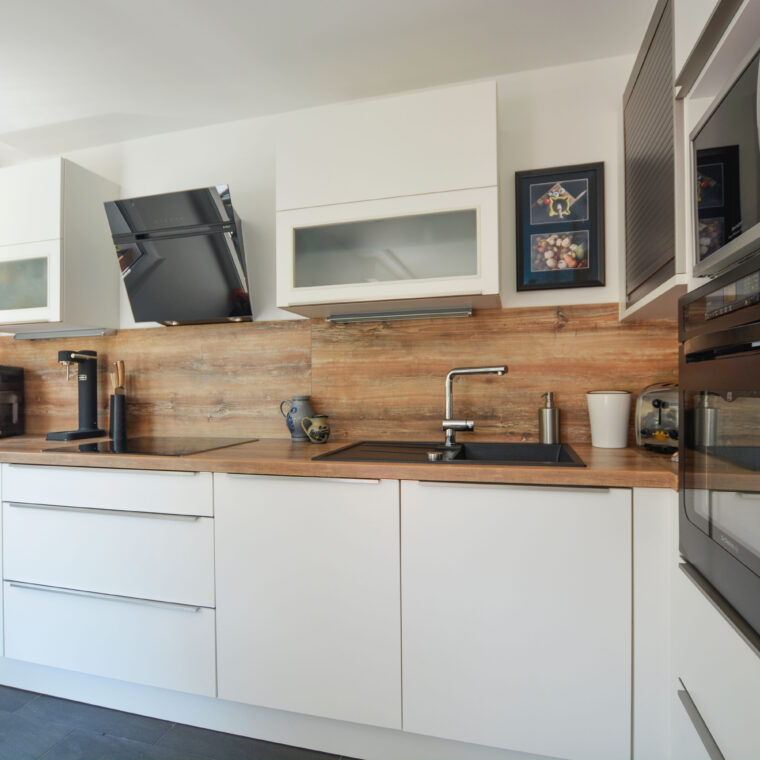 Cuisine semi-ouverte après rénovation d'appartement